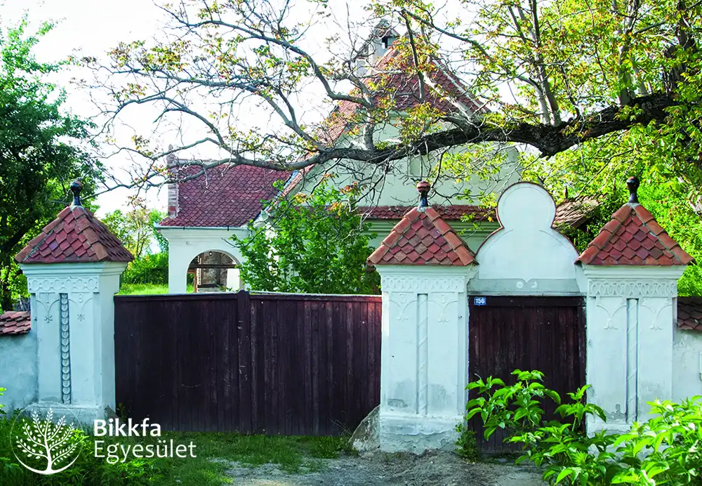 Die architektonisch bedeutenden Kurien von Bikfalva, ehemalige Wohnsitze des freien Szekler-Adels, die das historische Dorfbild prägen. Historische Herrenhäuser des Szekler-Adels aus dem 18. und 19. Jahrhundert in Bikfalva.