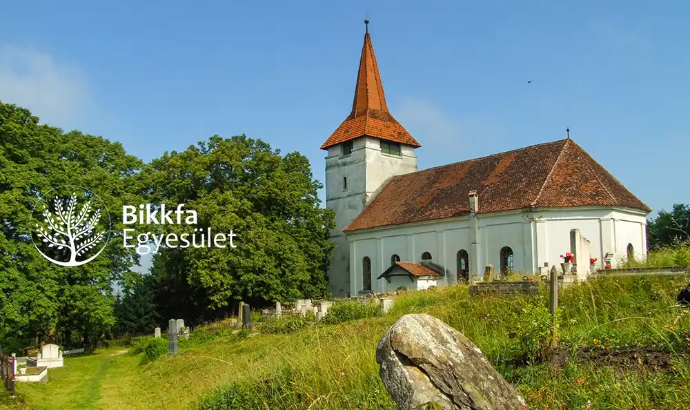 Die im 13. Jahrhundert errichtete reformierte Burgkirche von Bikfalva mit ihren gotischen Elementen und der historischen Wehrmauer. Reformierte Burgkirche in Bikfalva mit mittelalterlicher Ringmauer